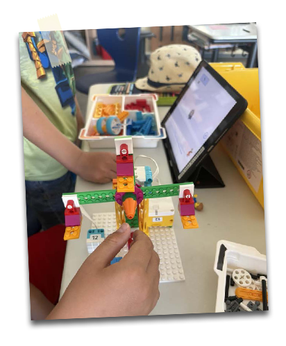 Kinder arbeiten mit der LEGO Spike Box.