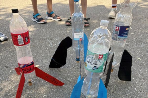 gebastelte Raketen aus leeren Flaschen