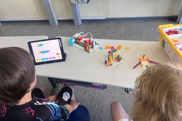 Kinder programmieren Lego