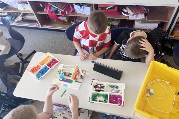 Kinder bauen Lego
